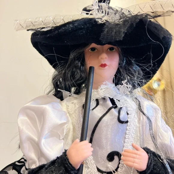 Sitting Witch - Picture 3 of 10